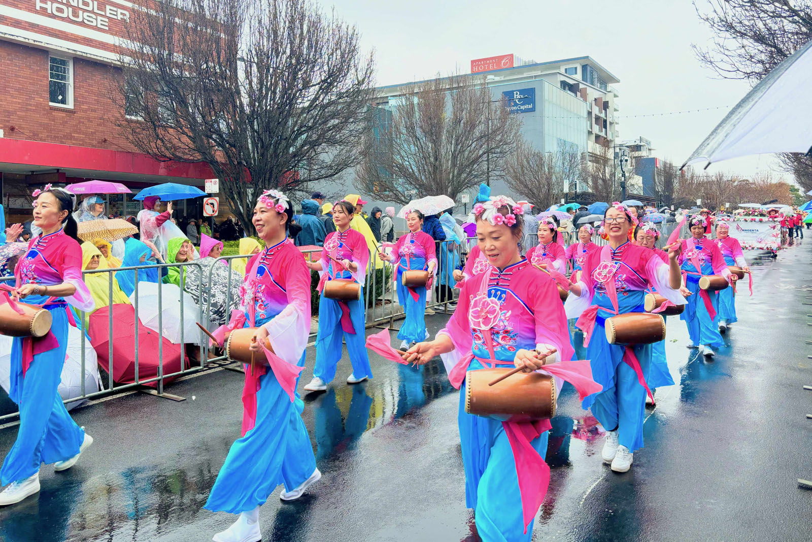 图1~9:法轮功团体参加绚丽多采的花节大游行并荣获二等奖,深受广大民众的欢迎和赞赏。