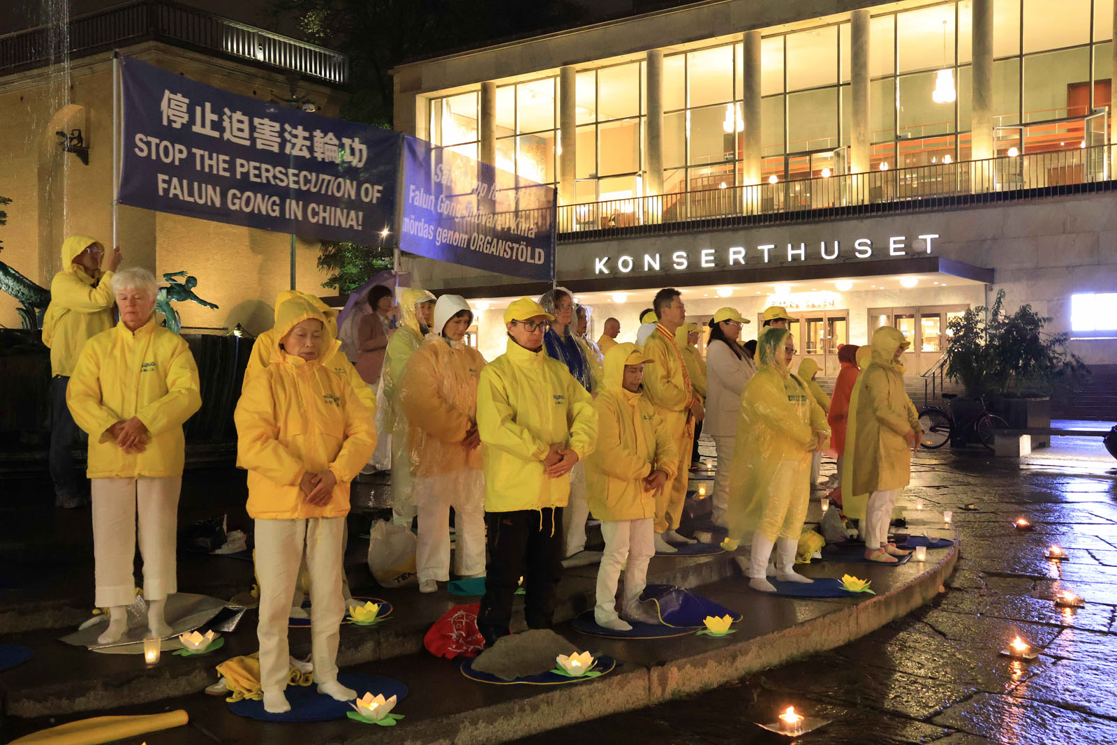 图7~10:第二天夜晚,法轮功学员又来到哥塔广场,再度举办烛光守夜