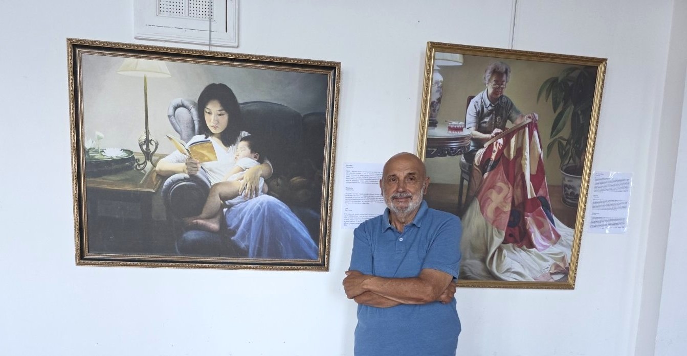 图5:伊万·巴赫切瓦诺夫在“真善忍国际美展”中的一幅画作前