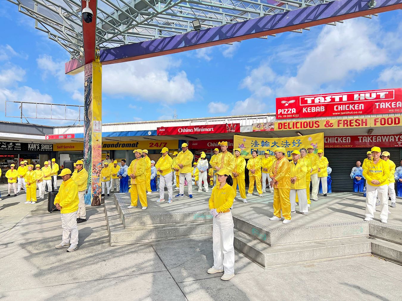 '图1:二零二五年九月二十七日星期六,新西兰奥克兰法轮功学员在奥塔瓦市场(Otara market)集体炼功。'