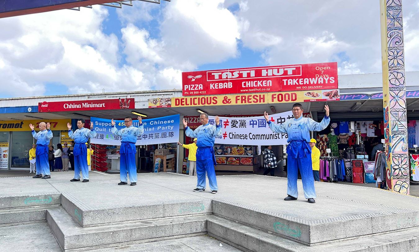 '图2:学员们正在展示法轮功功法。'