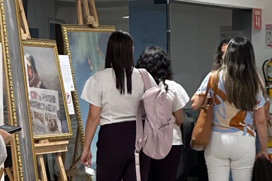 '图3~5:二零二五年七月至八月,民众在麦德林的市议会和安蒂奥基亚省议会总部观赏真善忍美展。'